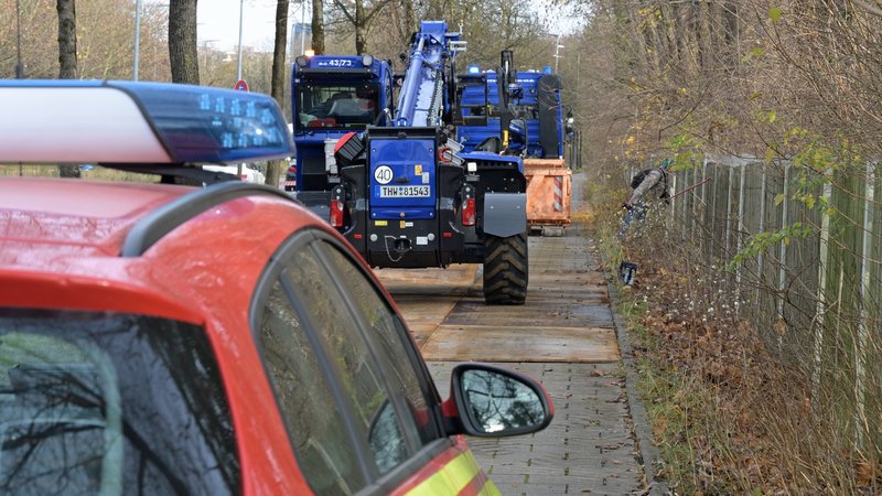 Rettungskräfte stehen an einer Einsatzstelle am Rande des Westfriedhofs im Stadtteil Moosbach, an der eine 500 Kilogramm schwere Fliegerbombe aus dem Zweiten Weltkrieg gefunden wurde. | Bild: picture alliance/dpa | Malin Wunderlich Rettungskräfte stehen an einer Einsatzstelle am Rande des Westfriedhofs im Stadtteil Moosbach, an der eine 500 Kilogramm schwere Fliegerbombe aus dem Zweiten Weltkrieg gefunden wurde.