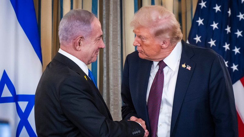 In der Nacht hat die israelische Regierung dem Waffenstillstand im Gazastreifen zugestimmt - und damit der ersten Phase des US-Friedensplans. Wie es in Nahost nun weitergeht. | Bild: picture alliance / Sipa USA In der Nacht hat die israelische Regierung dem Waffenstillstand im Gazastreifen zugestimmt - und damit der ersten Phase des US-Friedensplans. Wie es in Nahost nun weitergeht.