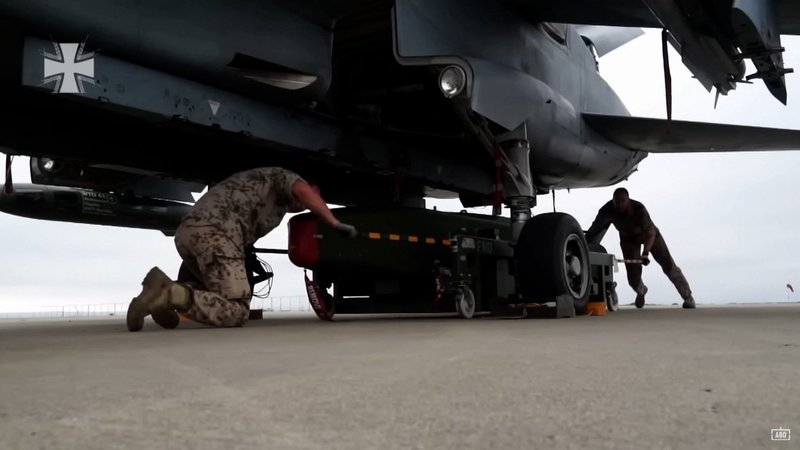 Soldaten hantieren an einem Flugzeug der Luftwaffe Der Marschkörper Taurus wird vom Flugzeug aus in Bewegung gesetzt.