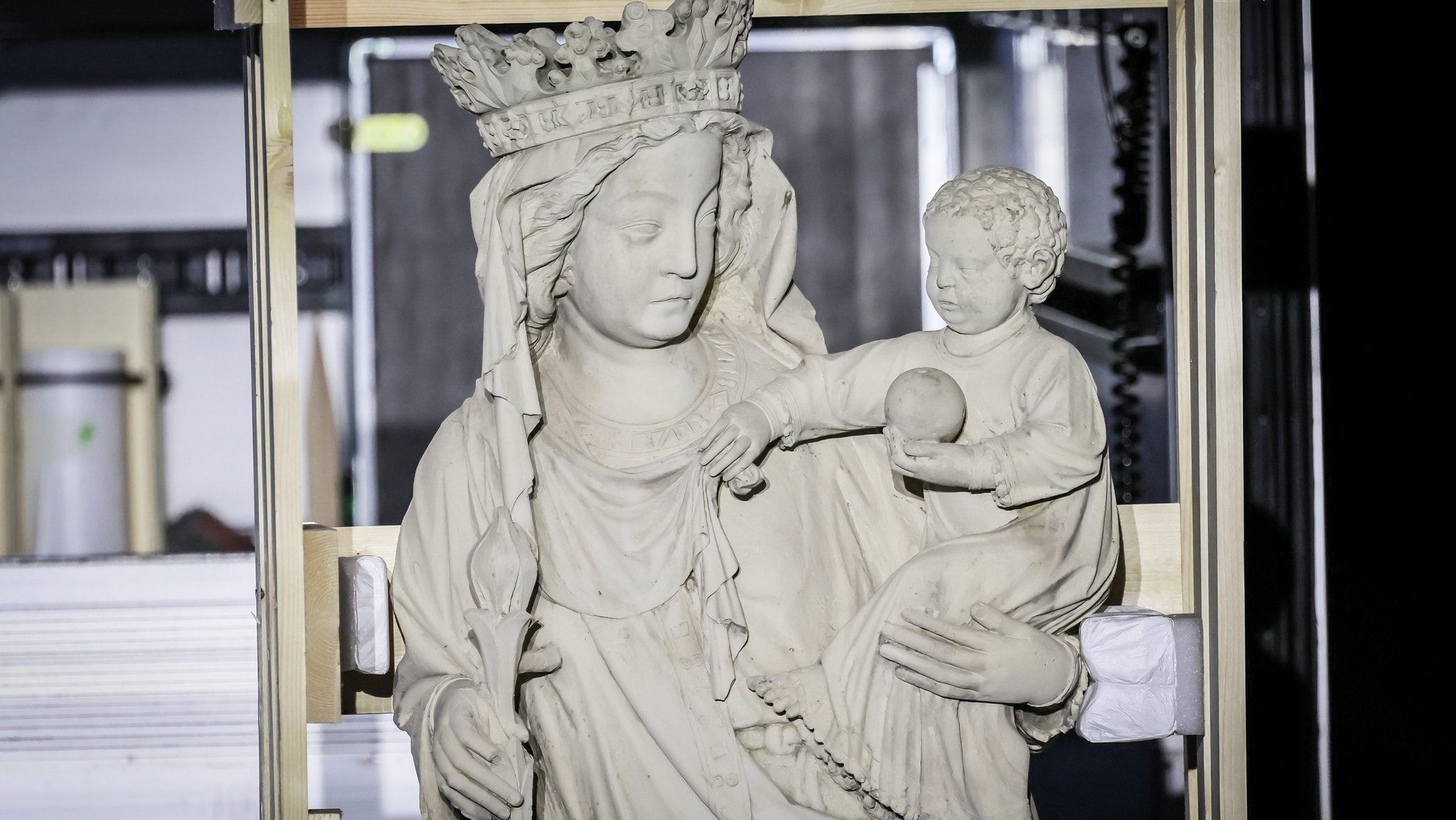 Die originale Marienstatue, die nicht vom Brand 2019 betroffen war, wird vor der Rückkehr in die Kathedrale Notre-Dame vor dem Gebäude ausgestellt.