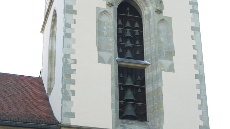 Immer wieder kommt es vor, dass sich "Zugezogene" über zu lauten Glockenklang - sei es von Kuh- oder Kirchenglocken -  aufregen und vor Gericht ziehen. In Passau ist die Lage eine ganz andere: Da laufen die Bürger Sturm, weil die Glocken nicht mehr läuten.