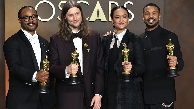 Ryan Coogler mit dem Oscar für das beste Drehbuch, Ludwig Göransson mit dem Oscar für den besten Soundtrack, Autumn Durald Arkapaw mit dem Oscar für die besten Kamera und Michael B. Jordan mit dem Oscar für den besten Hauptdarsteller in 'Blood & Sinners' | Bild: picture alliance / Geisler-Fotopress | Jennifer Bloc Ryan Coogler mit dem Oscar für das beste Drehbuch, Ludwig Göransson mit dem Oscar für den besten Soundtrack, Autumn Durald Arkapaw mit dem Oscar für die besten Kamera und Michael B. Jordan mit dem Oscar für den besten Hauptdarsteller in 'Blood & Sinners'