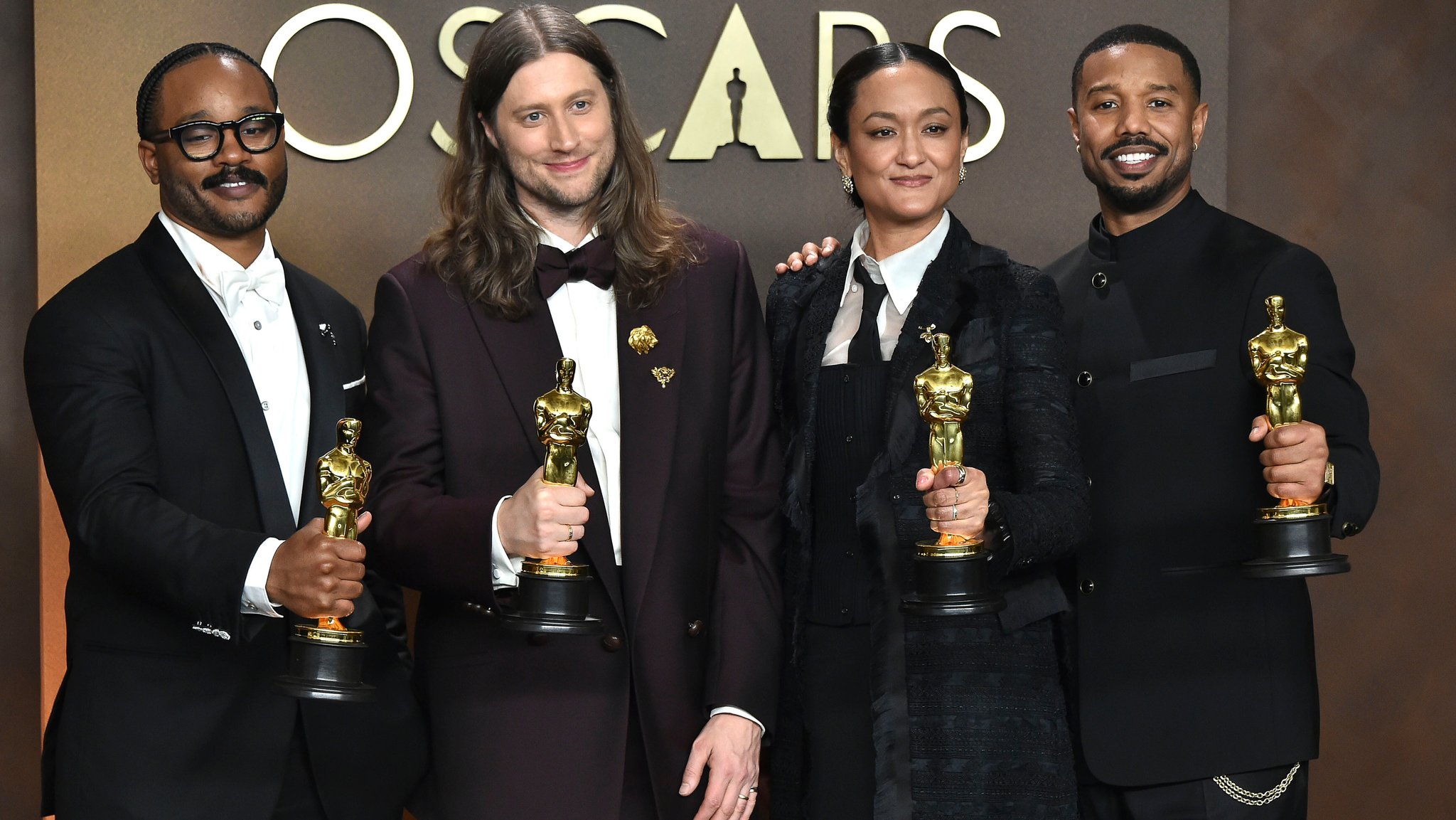 Ryan Coogler mit dem Oscar für das beste Drehbuch, Ludwig Göransson mit dem Oscar für den besten Soundtrack, Autumn Durald Arkapaw mit dem Oscar für die besten Kamera und Michael B. Jordan mit dem Oscar für den besten Hauptdarsteller in 'Blood & Sinners'