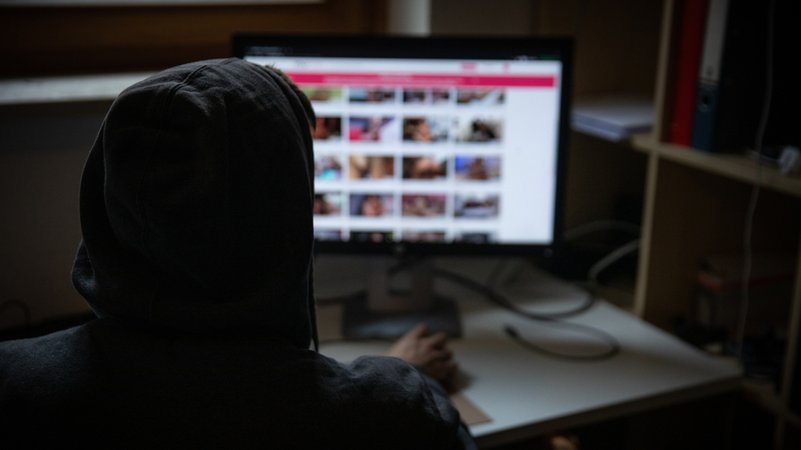 Ein Mann konsumiert Pornografie im Internet. (Symbolbild) | Bild: BR/Johanna Schlüter Ein Mann konsumiert Pornografie im Internet. (Symbolbild)