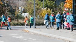 Schüler beim Überqueren einer Straße | Bild:BR/Johanna Schlüter