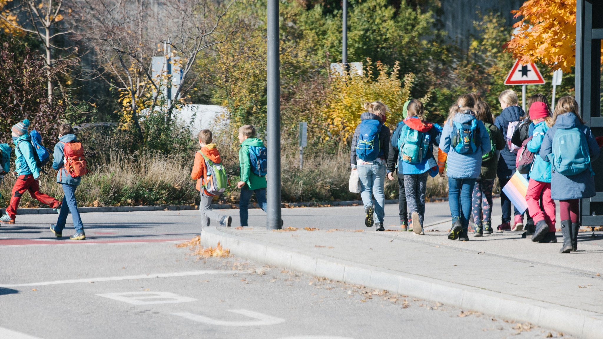 Schüler beim Überqueren einer Straße