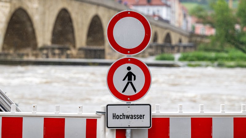 Hochwasser an einem Fluss - Ein Schild warnt davor (Archiv- und Symbolbild) | Bild: BR.de Hochwasser an einem Fluss - Ein Schild warnt davor (Archiv- und Symbolbild)