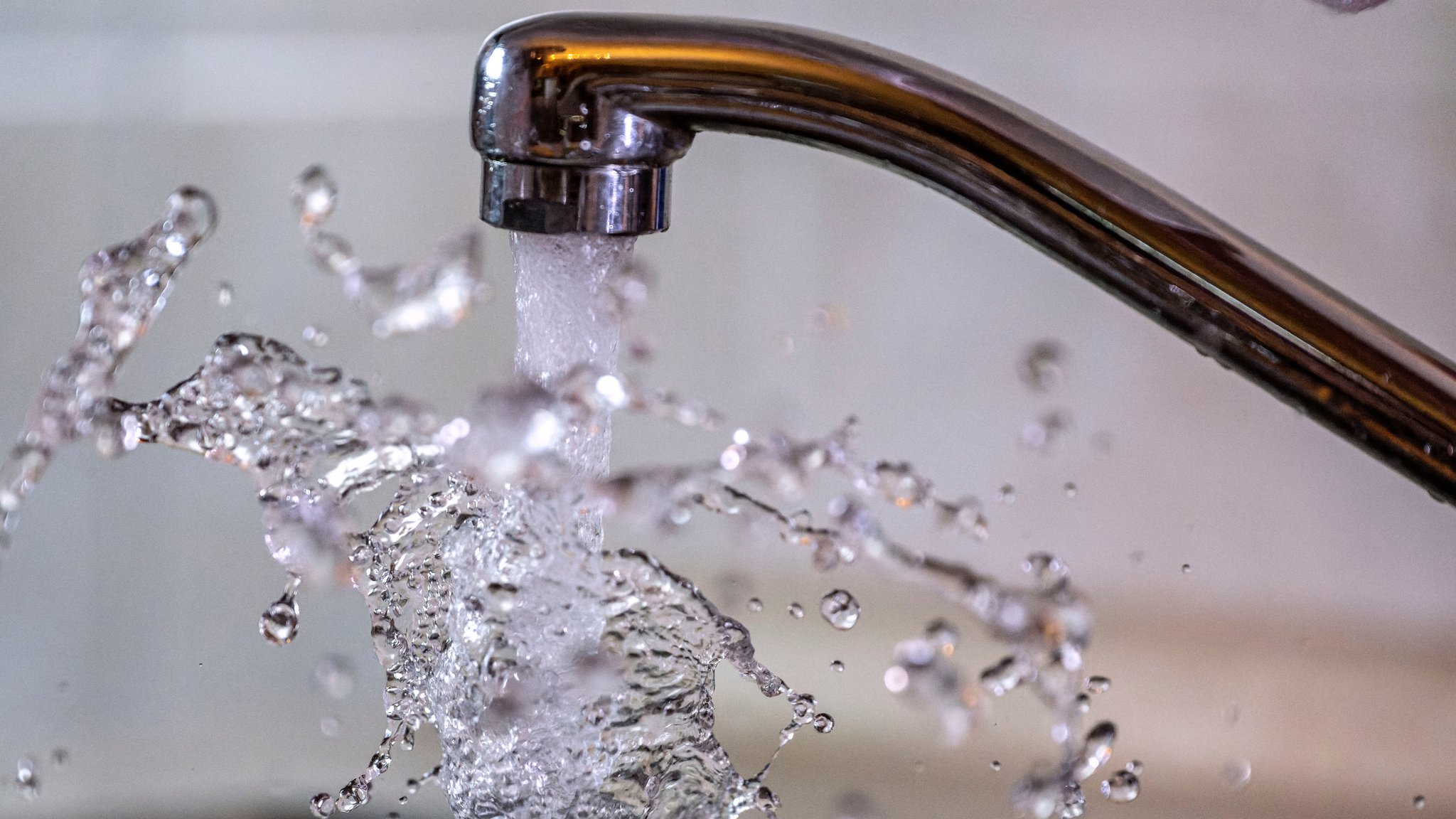 Wasser spritzt aus einem Wasserhahn | Bild: pa/M.i.S./Bernd Feil Wasser spritzt aus einem Wasserhahn