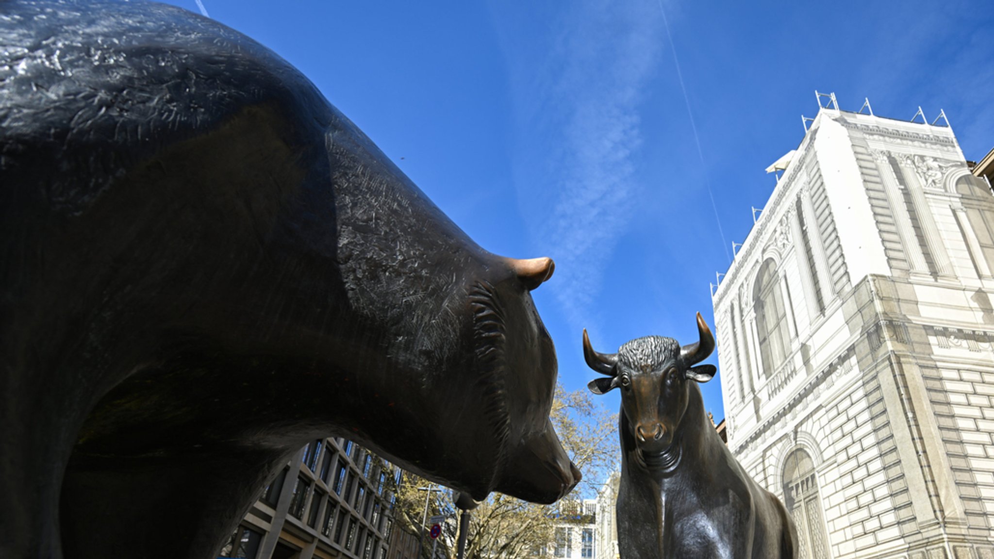 Die Bronzefiguren von Bulle und Bär, Symbole für den Börsenauf- und abschwung, stehen auf dem Platz vor der Börse.