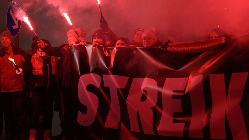 Zwickau: Beschäftigte von Volkswagen bekunden vor dem Werk in Zwickau zum Ende der Friedenspflicht ihre Streikbereitschaft. | Bild: dpa-Bildfunk/Hendrik Schmidt Zwickau: Beschäftigte von Volkswagen bekunden vor dem Werk in Zwickau zum Ende der Friedenspflicht ihre Streikbereitschaft.