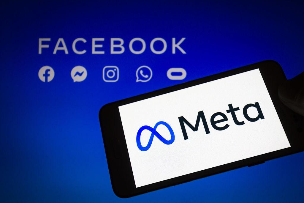 ARCHIV - 28.10.2021, Paraguay, Asunción: ILLUSTRATION - Das Logo von Meta, der Dachmarke des Facebook-Konzerns, wird auf einem Smartphone angezeigt, im Hintergrund sind die Logos von Facebook, Messenger, Instagram, Whatsapp und Oculus zu sehen. (zu dpa: «EU-Kommission leitet Verfahren gegen Facebook-Mutterkonzern Meta ein») Foto: Andre M. Chang/ZUMA Press Wire/dpa +++ dpa-Bildfunk +++