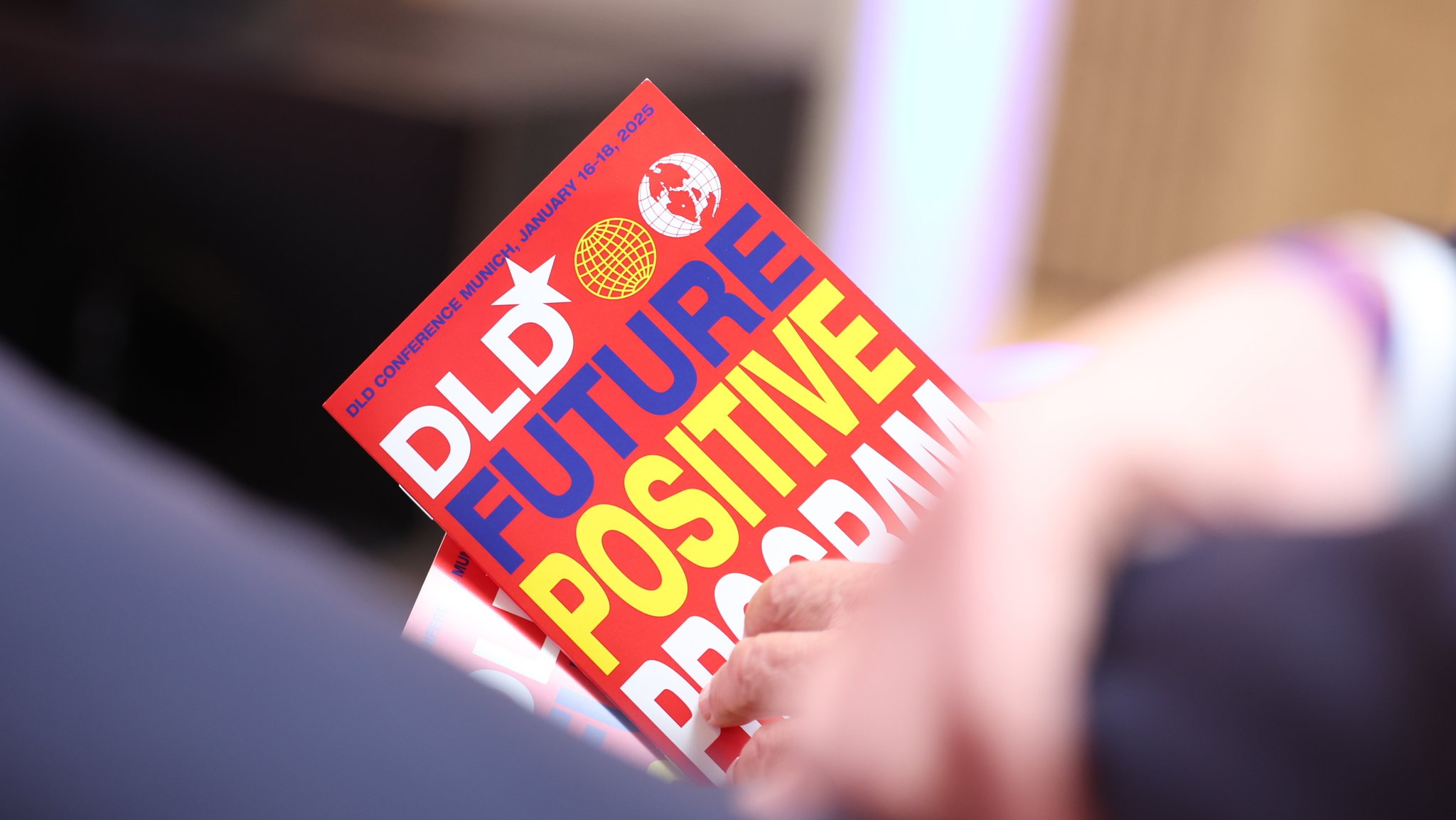 Flyer mit dem Motto der Digital Live Design (DLD) 2025: "Future positive"