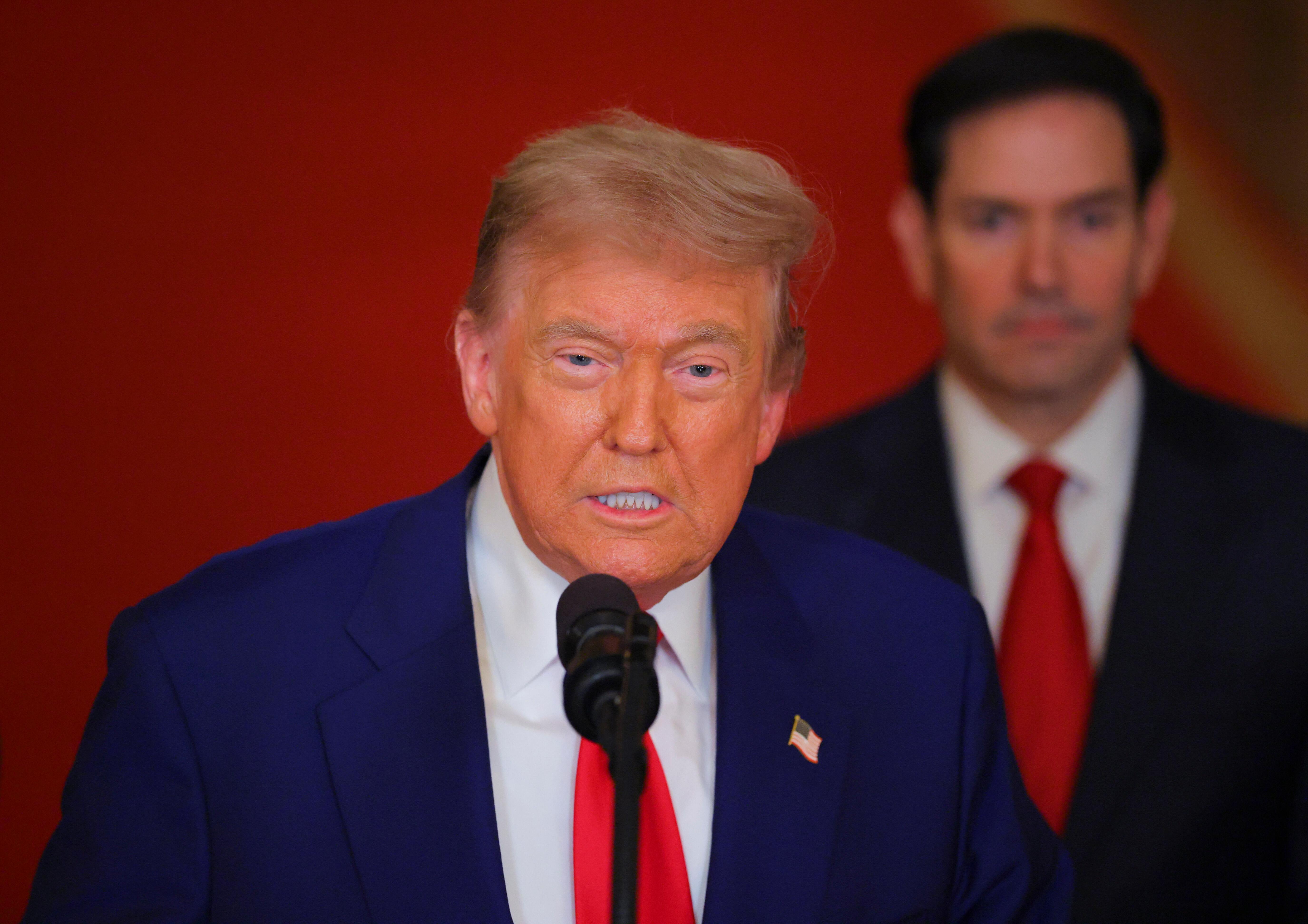 US-Präsident Trump in Nahaufnahme vor einem Mikrofon