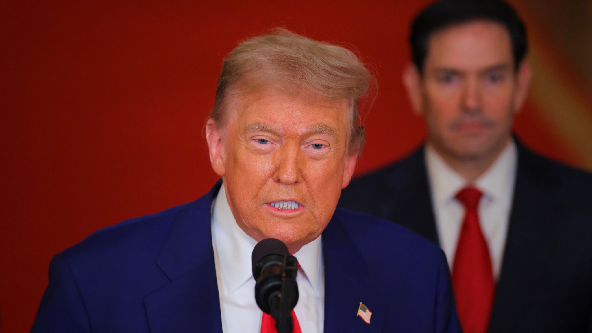 US-Präsident Trump in Nahaufnahme vor einem Mikrofon