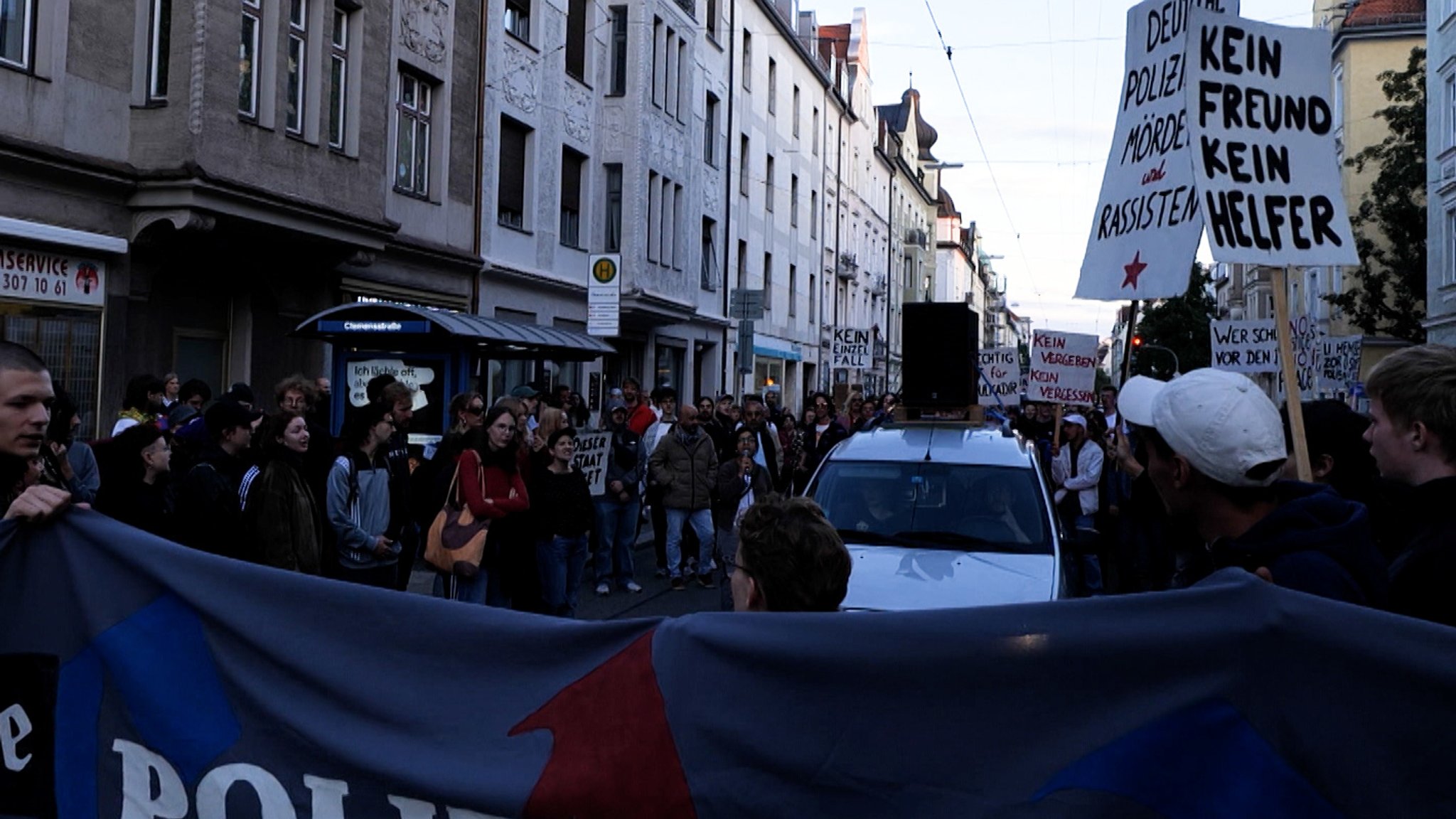 Rund 100 Menschen demonstrieren am Samstag in München gegen Polizeigewalt.