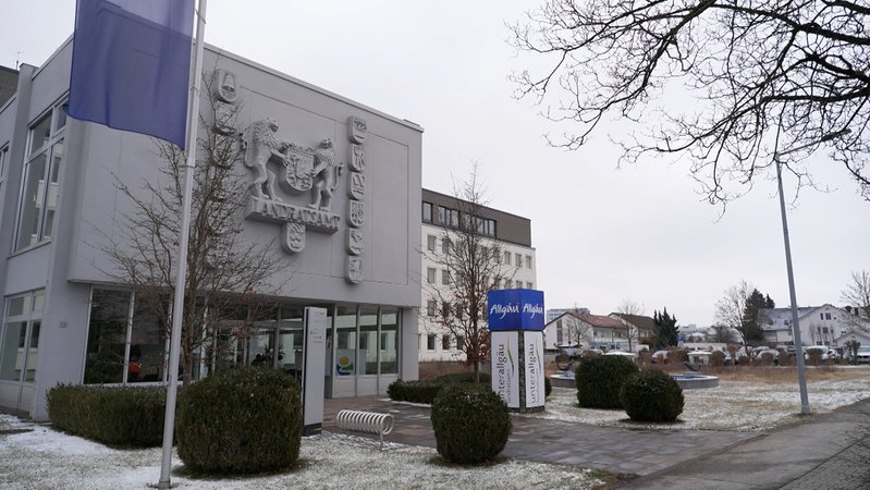 Das Landratsamt Unterallgäu wurde durchsucht. | Bild: BR/ Florian Regensburger Das Landratsamt Unterallgäu wurde durchsucht.