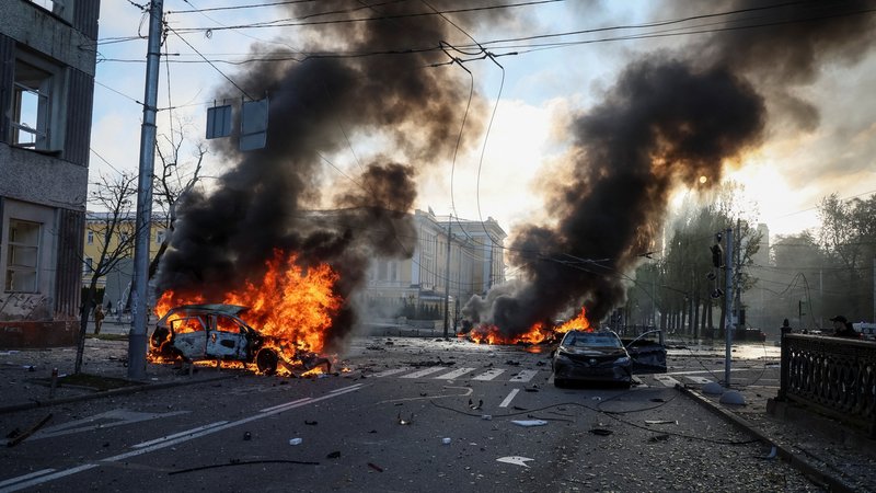 Russischer Angriff auf Kiew: Autos in Flammen