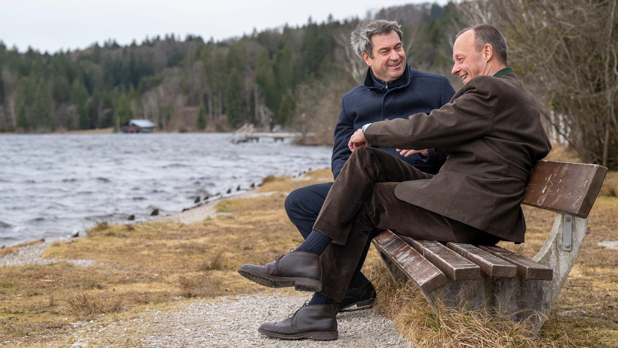 Inszenierung der Versöhnung: CSU-Chef Söder und der künftige CDU-Vorsitzende Merz haben sich am Kirchsee in Oberbayern zum Austausch getroffen.