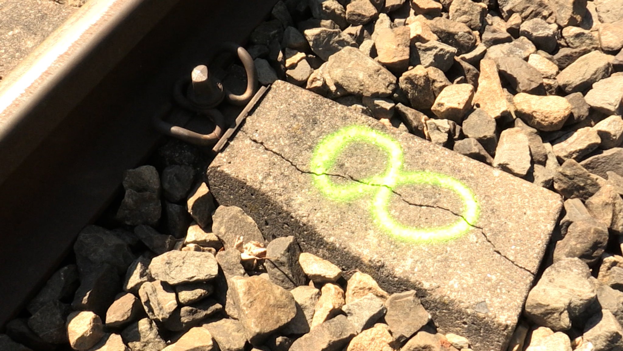 Eine gerissene Eisenbahnschwelle wurde mit Farbspray markiert