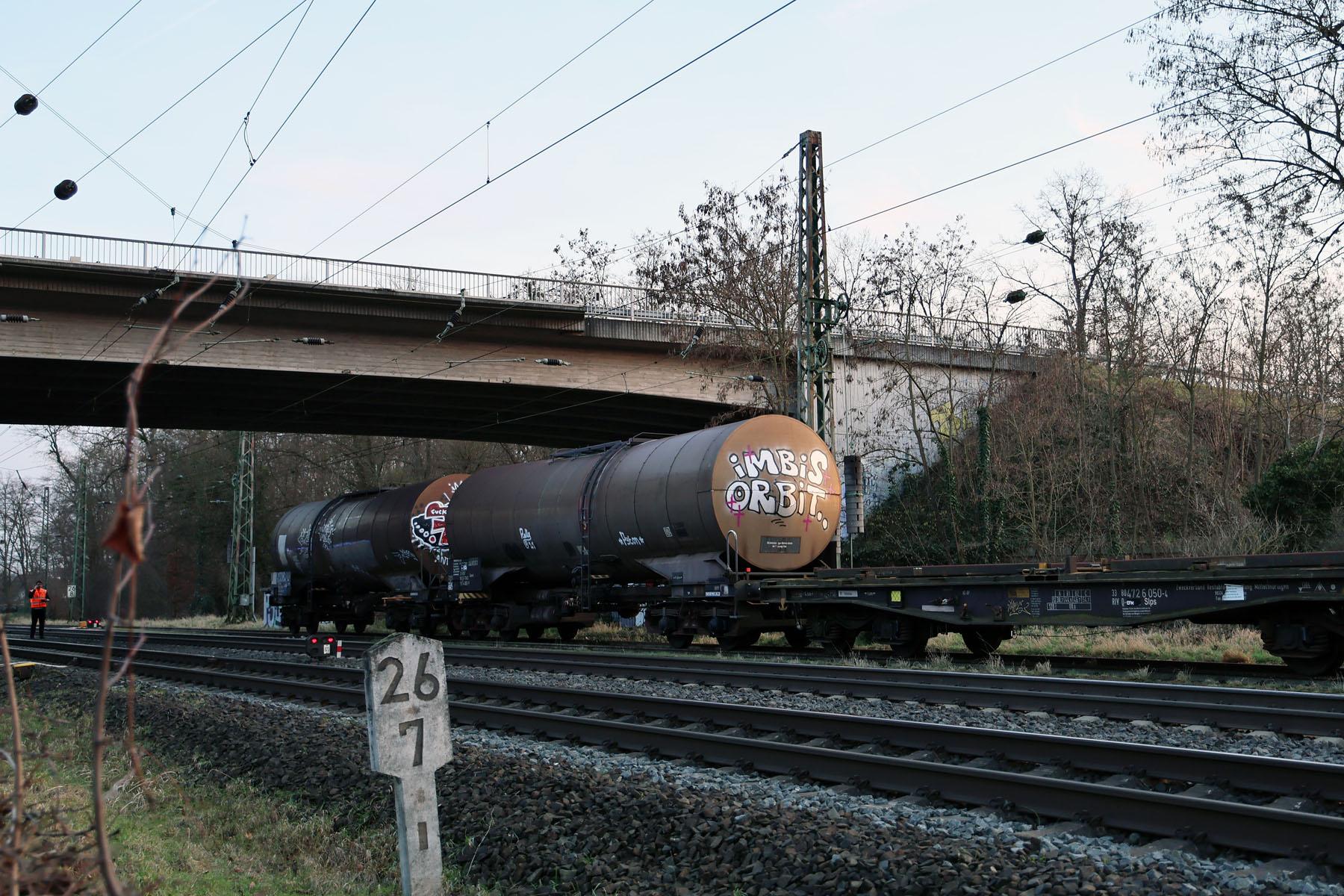 Ort des Unglücks mit Feuerwehr- und Polizeiautos.