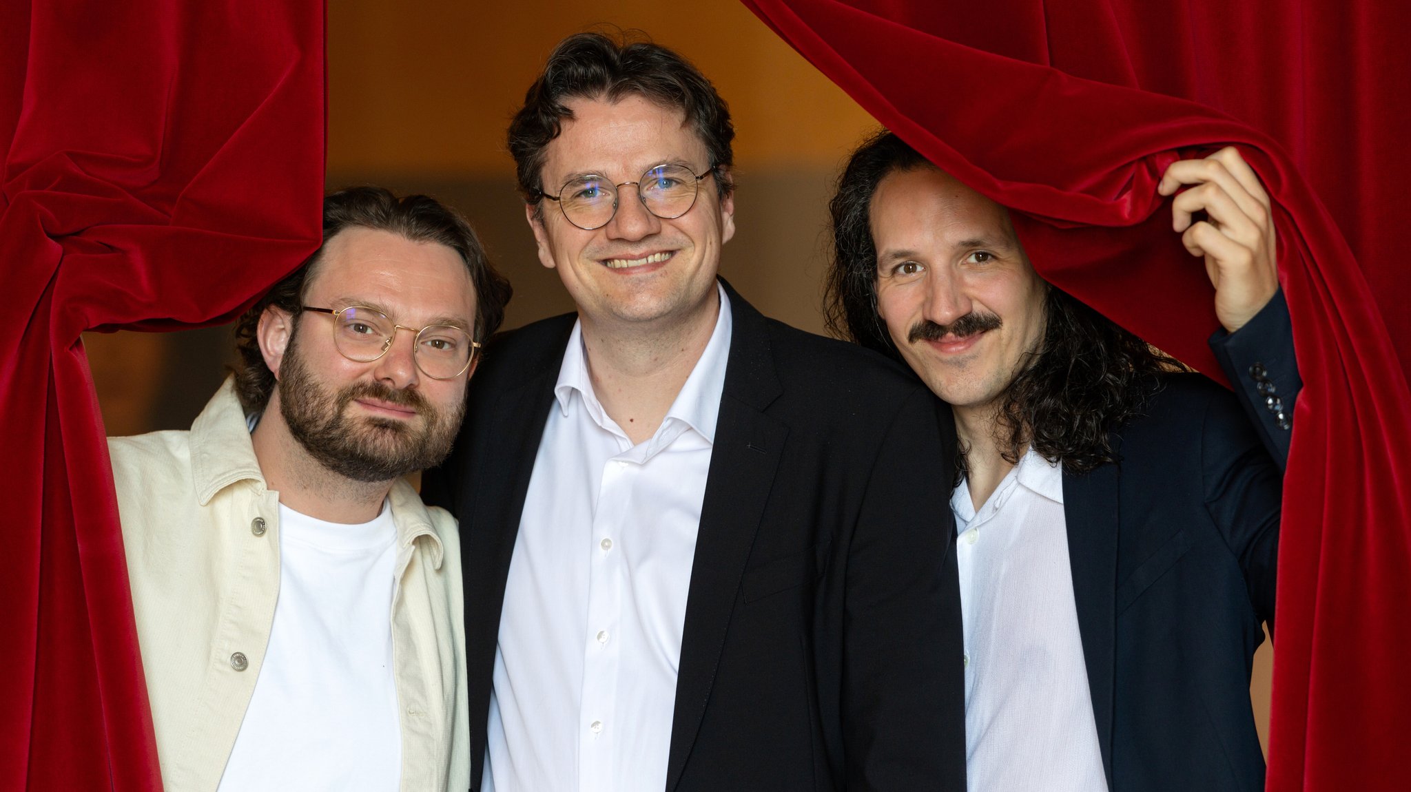 Die Teamintendanz wagt einen Blick durch den roten Vorhang