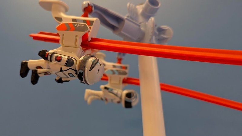 Bei der Playmobil-Spielewelt mit "Sky Trails" rutschen Figuren an selbst gebauten Bahnen entlang. | Bild: BR/Andreas Schuster Bei der Playmobil-Spielewelt mit "Sky Trails" rutschen Figuren an selbst gebauten Bahnen entlang.
