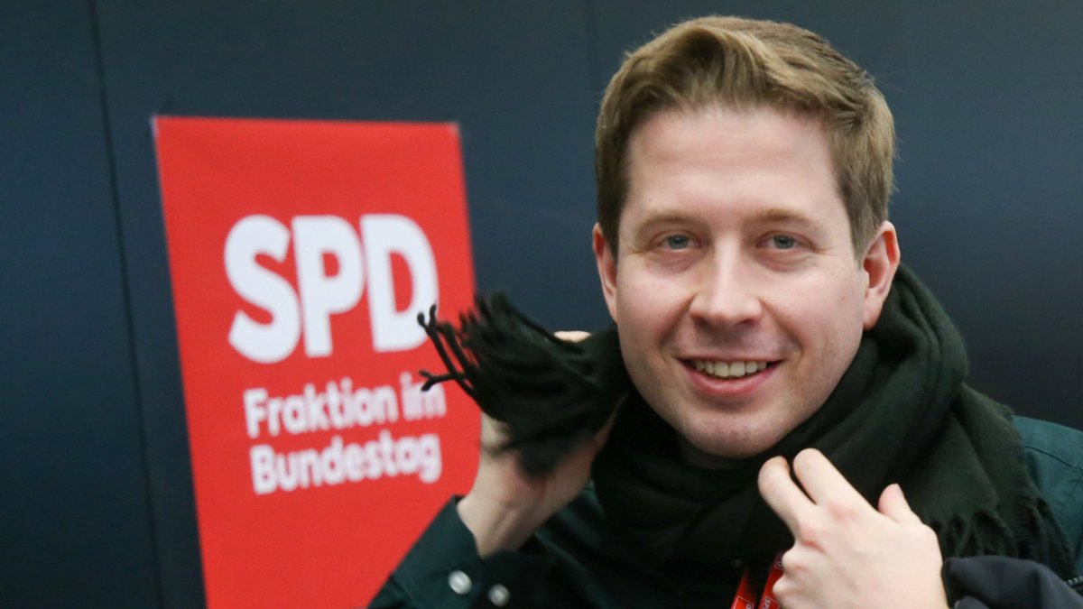 Kevin Kühnert, früherer Bundesvorsitzender der Jusos, wickelt sich beim SPD-Bundesparteitag im Dezember 2019 einen Schal um seinen Hals.