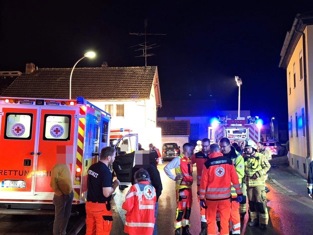 Einsatzbesprechung der BRK-Rettungskräfte bei einem Kohlenmonoxid-Unfall in Unterhohenried, einem Stadtteil von Haßfurt. 