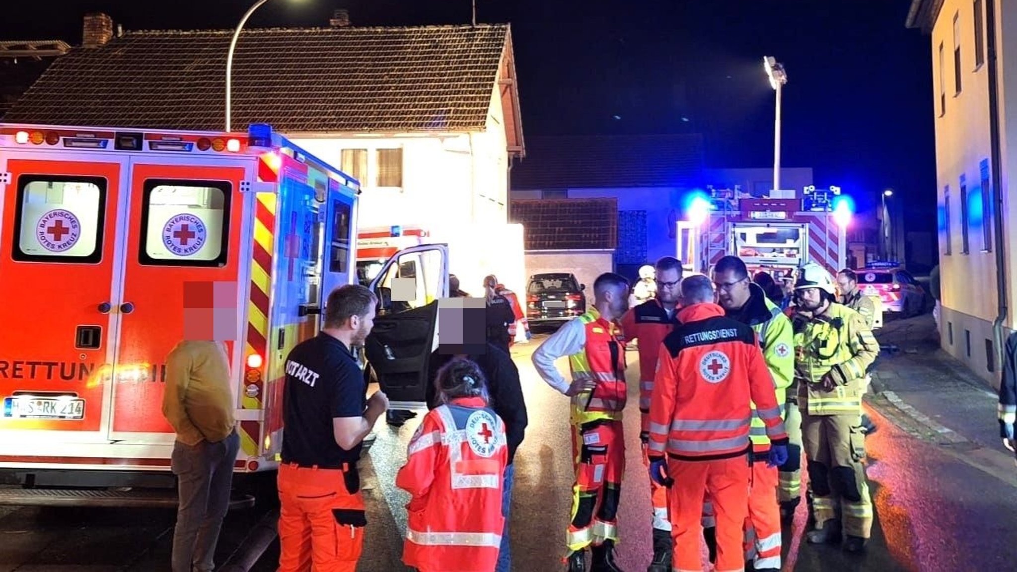 Einsatzbesprechung der BRK-Rettungskräfte bei einem Kohlenmonoxid-Unfall in Unterhohenried, einem Stadtteil von Haßfurt. 