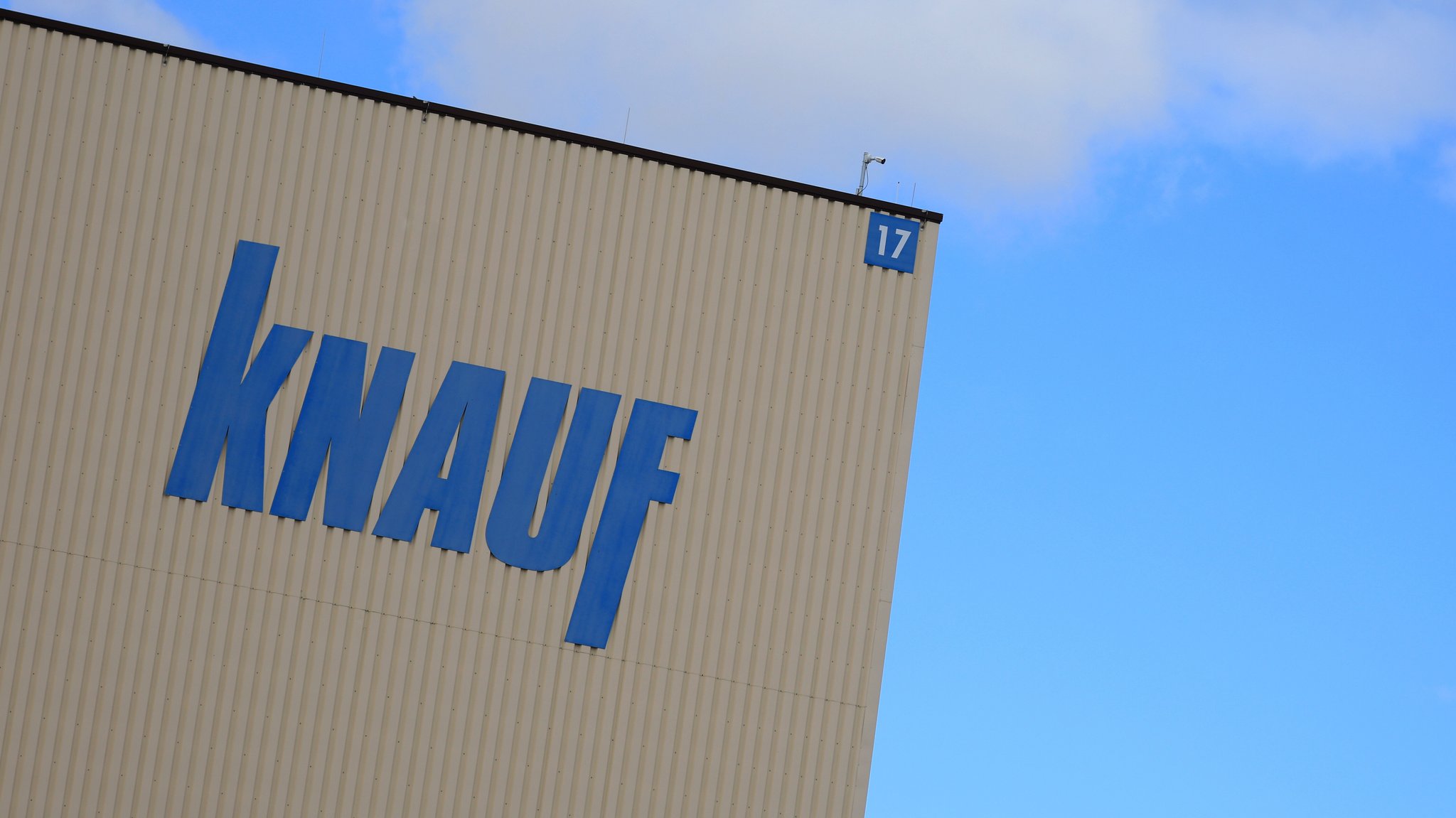 Knauf-Schriftzug auf einer Halle am Unternehmens-Hauptsitz in Iphofen