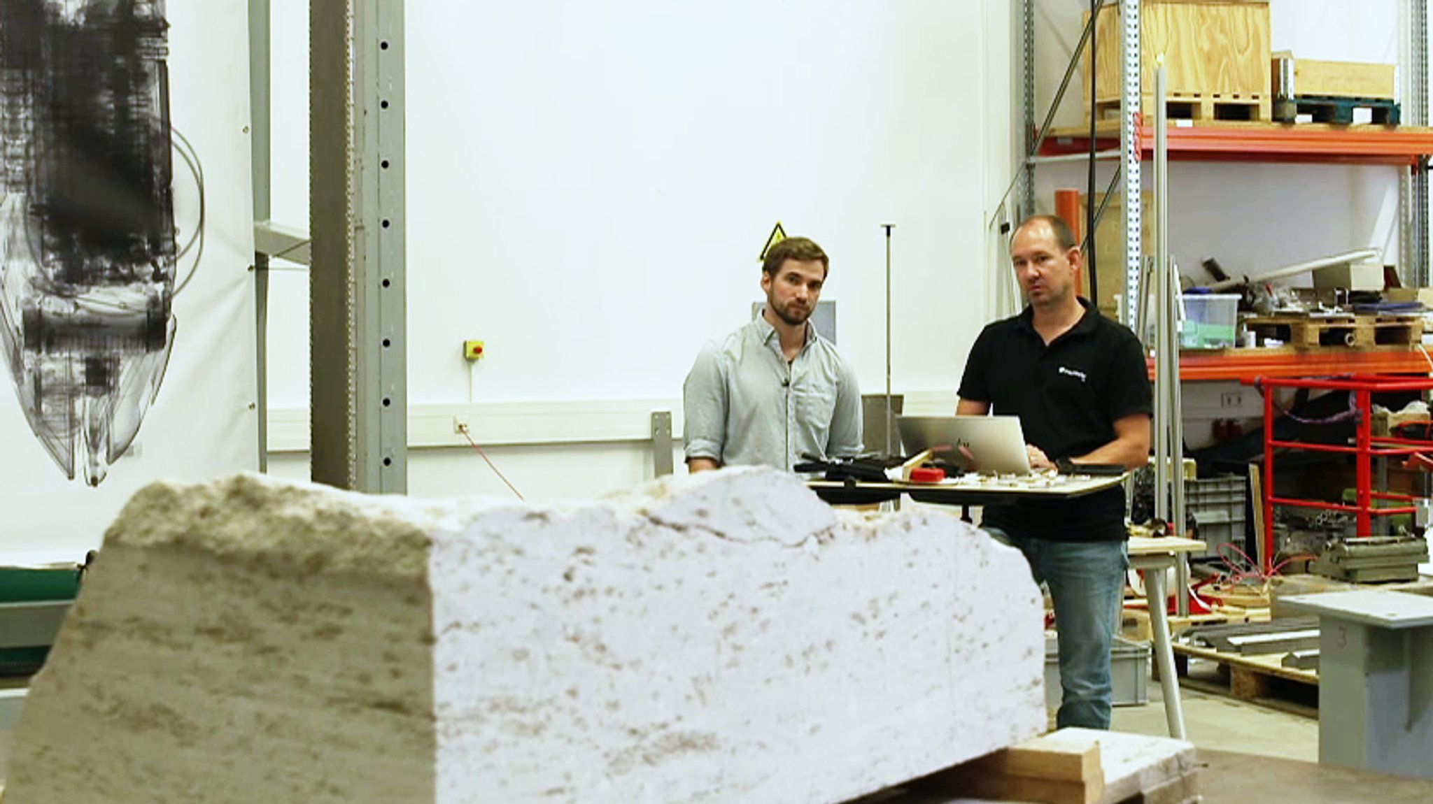 Ein Stück Stein liegt auf dem XXL-Röntgengerät im Fraunhofer IIS. | Bild: BR Ein Stück Stein liegt auf dem XXL-Röntgengerät im Fraunhofer IIS.