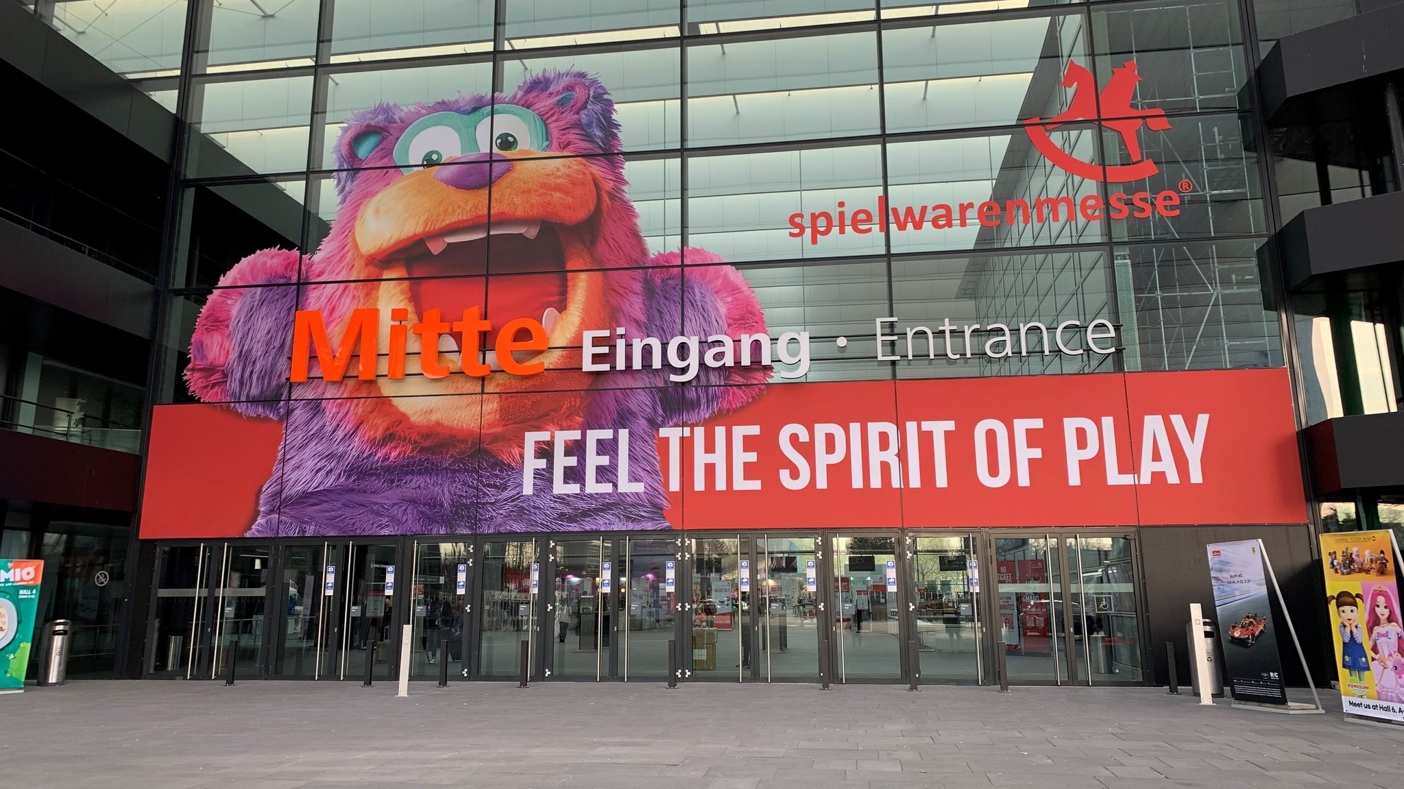 Eingang zur Internationalen Nürnberger Spielwarenmesse