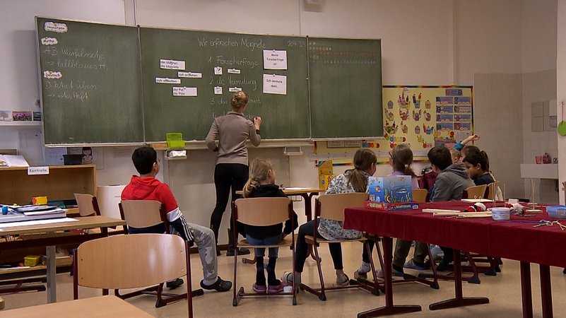 Der Lehrermangel, eine Verfassungsviertelstunde, mehr Deutsch und Mathe-Unterreicht an Grundschulen - die Liste mit Aufgaben für Kultusministerin Stolz ist lang. Seit 78 Tagen ist sie nun im Amt - und hat heute im Bildungsausschuss einen Einblick gegeben, wie sie die diese umsetzen will. | Bild: Bayerischer Rundfunk 2024 Der Lehrermangel, eine Verfassungsviertelstunde, mehr Deutsch und Mathe-Unterreicht an Grundschulen - die Liste mit Aufgaben für Kultusministerin Stolz ist lang. Seit 78 Tagen ist sie nun im Amt - und hat heute im Bildungsausschuss einen Einblick gegeben, wie sie die diese umsetzen will.