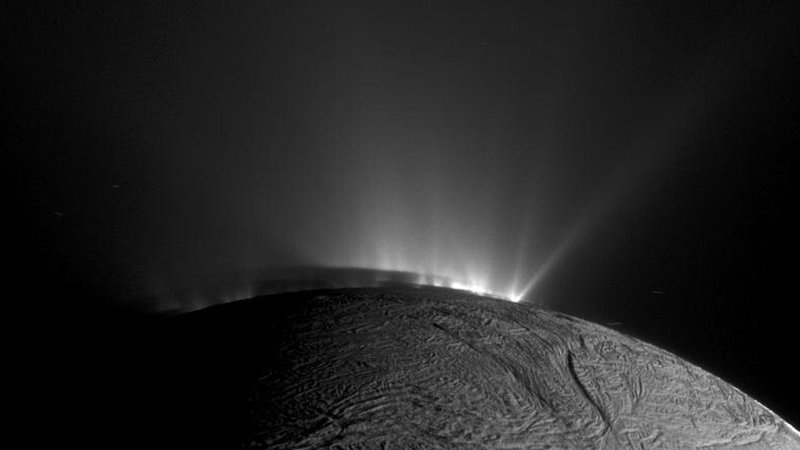 Saturnmond Enceladus spuckt nicht nur Wasser, sondern auch Spuren von organischen Molekülen aus. | Bild: picture alliance / Cover Images | NASA/JPL-Caltech/Space Science Institute/Cover Images Saturnmond Enceladus spuckt nicht nur Wasser, sondern auch Spuren von organischen Molekülen aus.