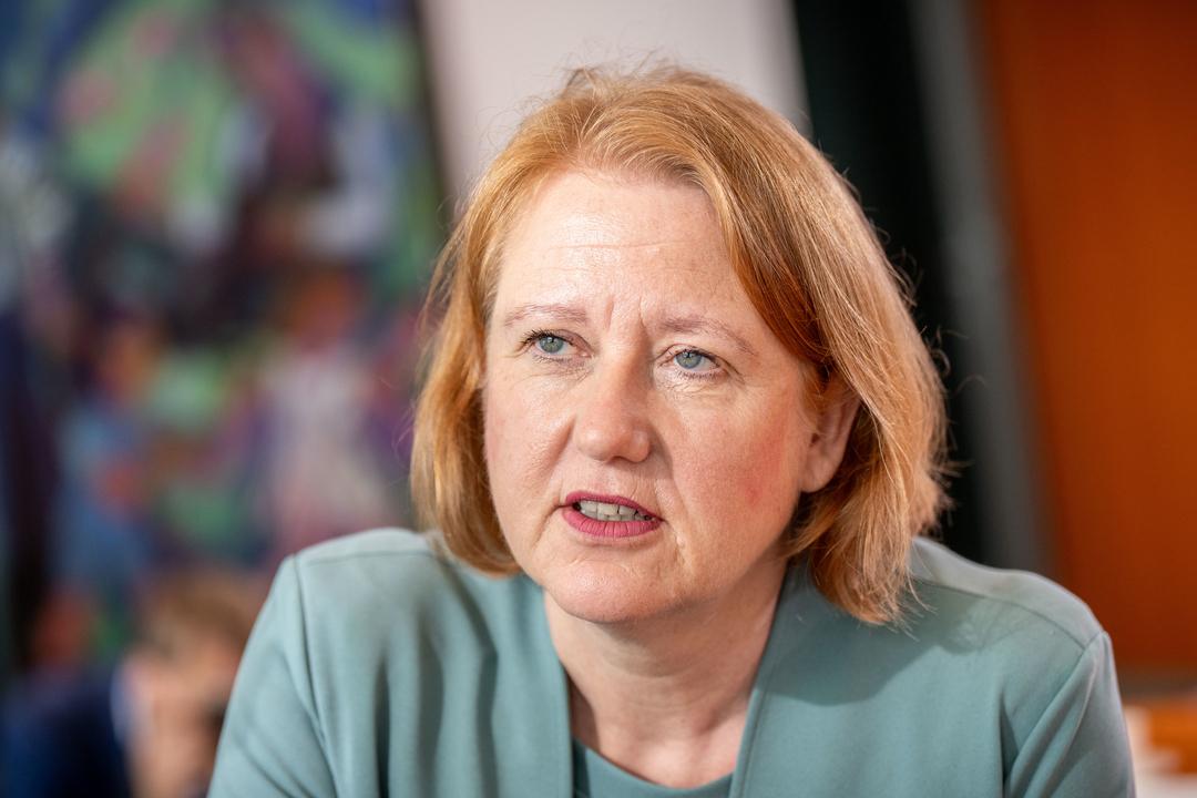 Lisa Paus (Bündnis90/Die Grünen), Bundesministerin für Familie, Senioren, Frauen und Jugend, wartet auf den Beginn der wöchentlichen Kabinettssitzung im Bundeskanzleramt. 