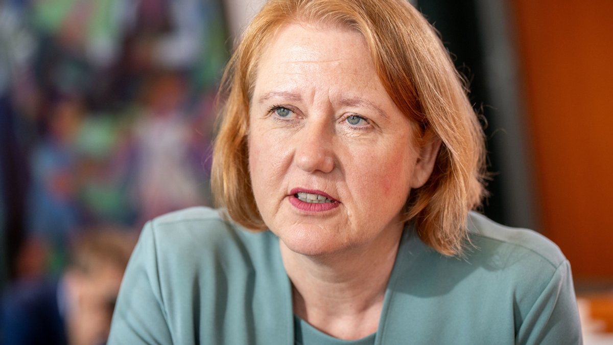 Lisa Paus (Bündnis90/Die Grünen), Bundesministerin für Familie, Senioren, Frauen und Jugend, wartet auf den Beginn der wöchentlichen Kabinettssitzung im Bundeskanzleramt. 