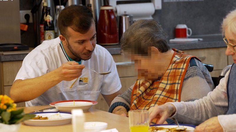 Gut integrierter Pfleger des Schwandorfer Elisabethenheims, Youssef Jomaa, soll in seine Heimat Syrien zurück | Bild: BR Gut integrierter Pfleger des Schwandorfer Elisabethenheims, Youssef Jomaa, soll in seine Heimat Syrien zurück