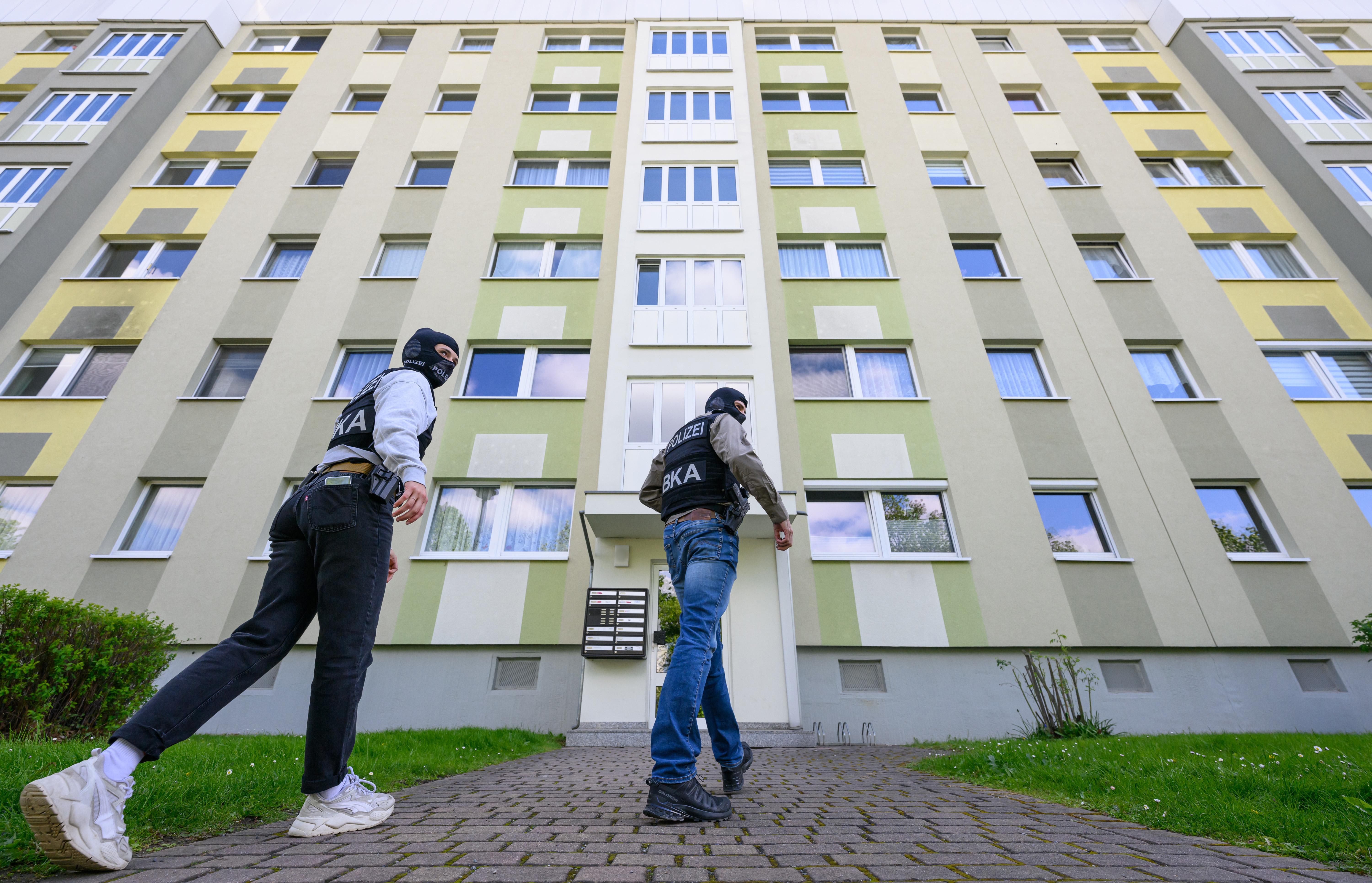 Polizisten vom Bundeskriminalamt auf dem Weg zu einer Durchsuchung (Archiv)