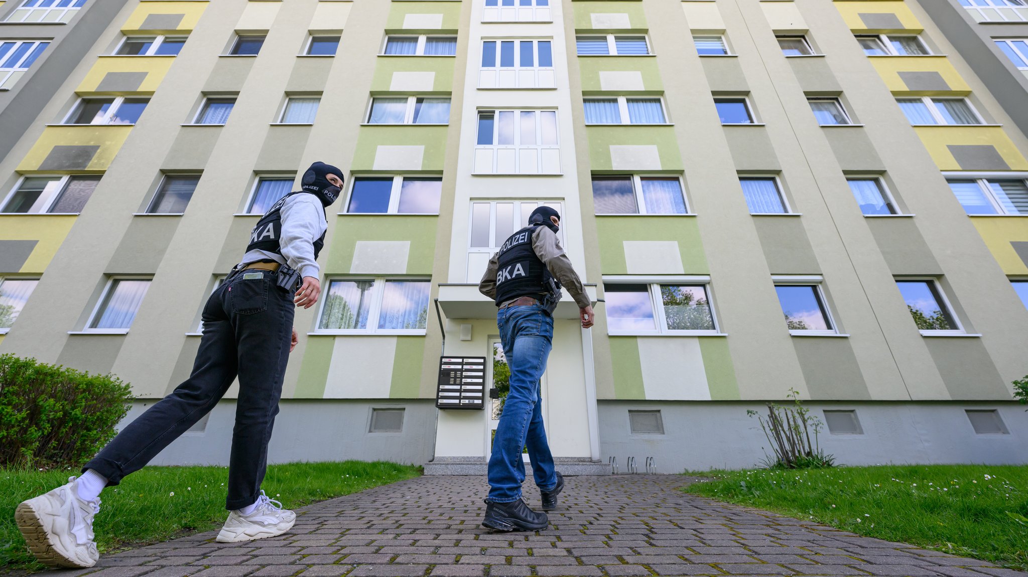 Polizisten vom Bundeskriminalamt auf dem Weg zu einer Durchsuchung (Archiv)