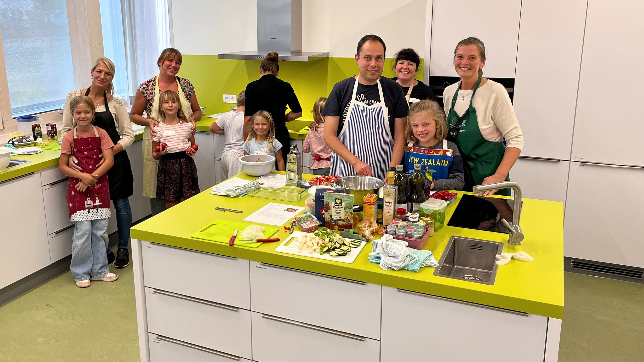 Familien bei einem Kochkurs im Grünen Zentrum in Kaufbeuren