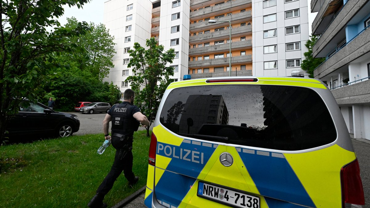 Ratingen: Polizisten sichern den Tatort in einem Hochhaus am Tag nachdem eine Explosion mehrere Einsatzkräfte von Polizei und Feuerwehr schwer verletzt hatte
