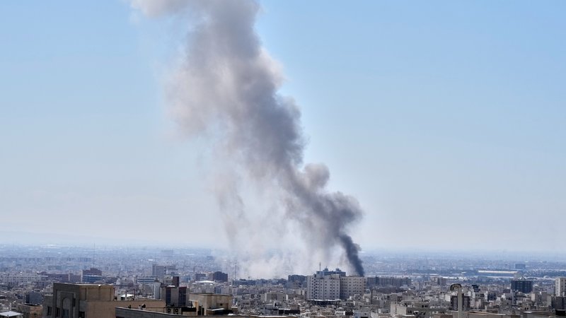 Eine Rauchwolke steigt nach einer Explosion in Teheran auf. (zu dpa: «Israelisches Militär: bisher 600 Stellungen im Iran angegriffen») Foto: Vahid Salemi/AP/dpa +++ dpa-Bildfunk +++ | Bild: dpa-Bildfunk/Vahid Salemi Eine Rauchwolke steigt nach einer Explosion in Teheran auf. (zu dpa: «Israelisches Militär: bisher 600 Stellungen im Iran angegriffen») Foto: Vahid Salemi/AP/dpa +++ dpa-Bildfunk +++