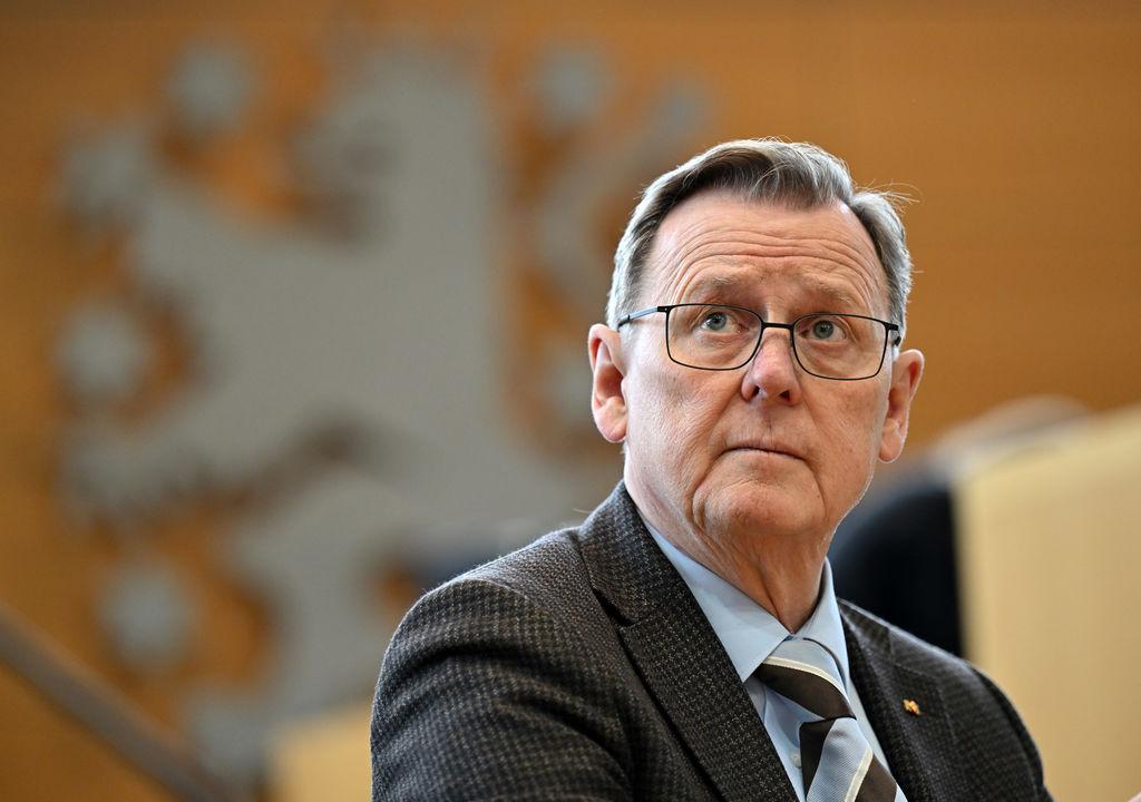 31.01.2024, Thüringen, Erfurt: Bodo Ramelow (Die Linke), Ministerpräsident von Thüringen, sitzt im Plenarsaal des Thüringer Landtags. Die Abgeordneten des Thüringer Landtags diskutieren auf Antrag der Fraktion der CDU zu dem Thema: "Respekt und Unterstützung für unsere Thüringer Landwirte und Spediteure - Bezahlbare Versorgung für Bürger und Wirtschaft sichern·. Foto: Martin Schutt/dpa +++ dpa-Bildfunk +++