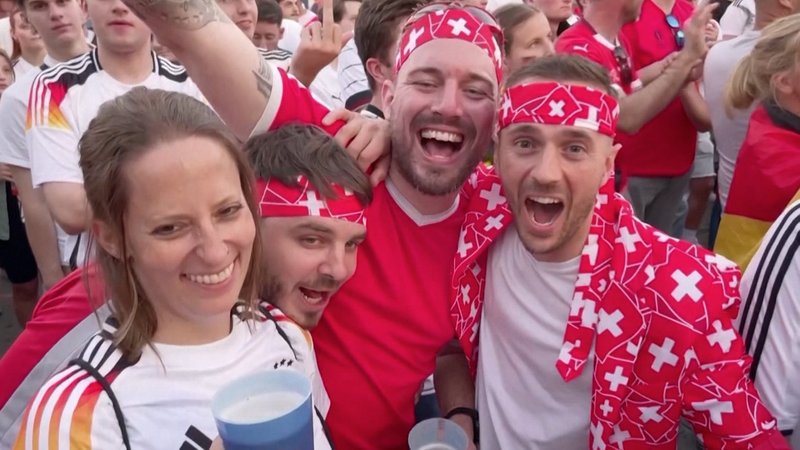Schweizer und deutsche Fans beim gemeinsamen Abfeiern | Bild: BR Schweizer und deutsche Fans beim gemeinsamen Abfeiern