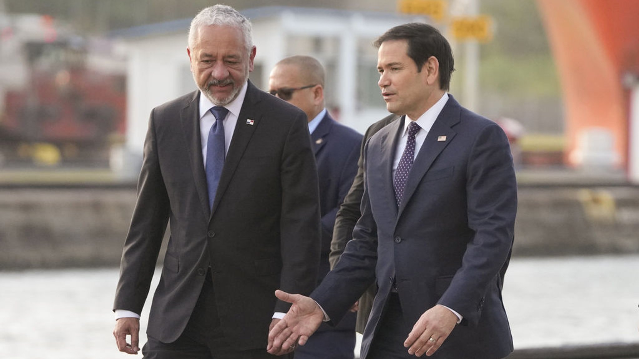 02.02.2025, Panama, Panama-Stadt: US-Außenminister Marco Rubio und der Administrator der Panamakanalbehörde Ricuarte Vásquez (l) besichtigen die Miraflores-Schleusen am Panamakanal. Foto: Mark Schiefelbein/POOL AP/AP/dpa +++ dpa-Bildfunk +++