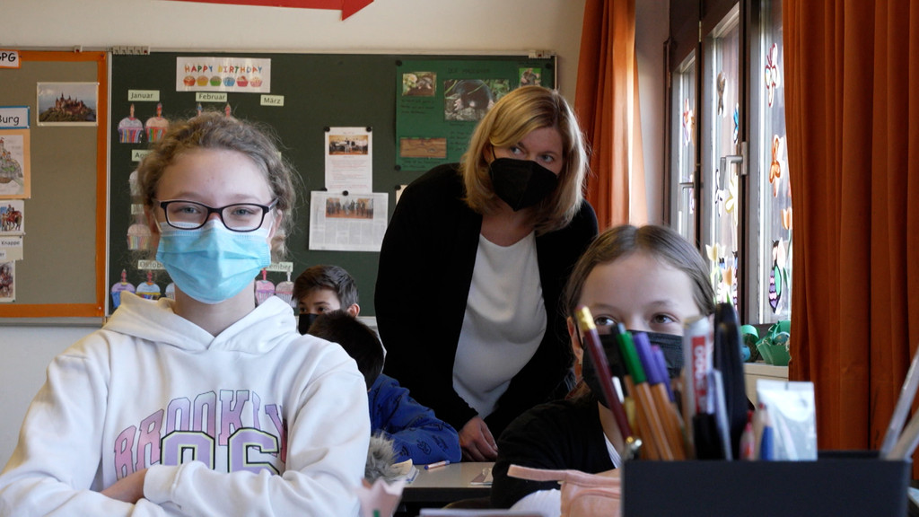 Schülerinnen in einer Schulklasse | Bild: BR/Sarah Beham Schülerinnen in einer Schulklasse