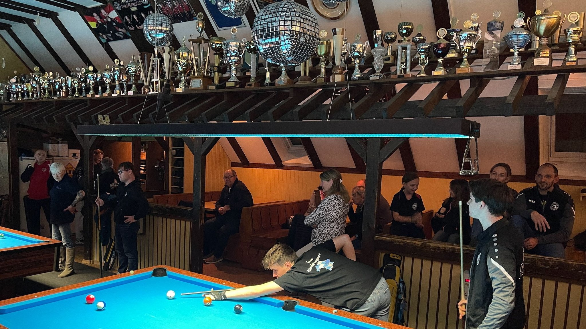 Zwischen Diskokugeln und Pokalen: Billardclub als Talentschmiede. | Bild: BR/Nico Angerstorfer Zwischen Diskokugeln und Pokalen: Billardclub als Talentschmiede.