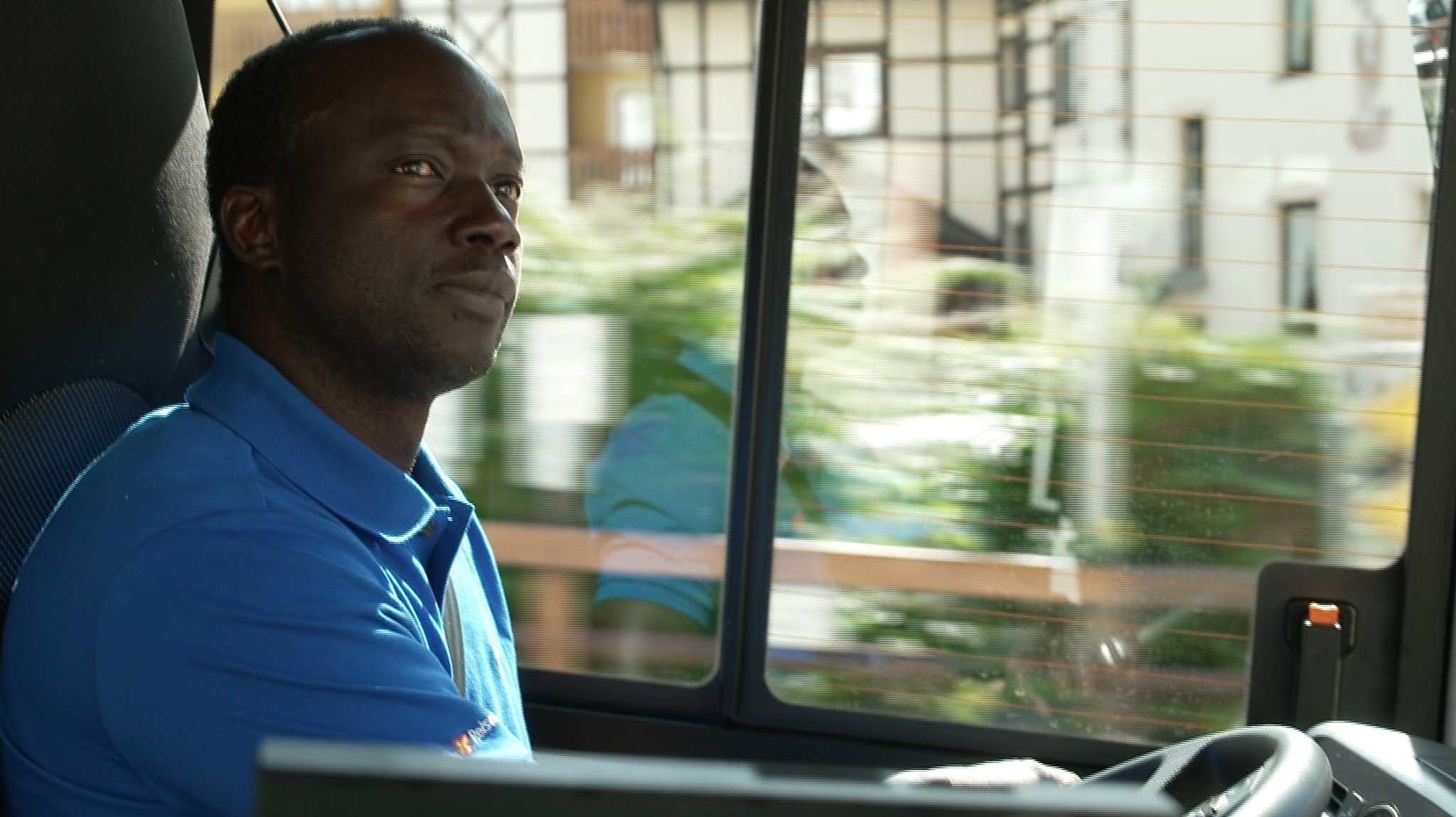 Mamadou am Steuer eines Busses. | Bild: BR Mamadou am Steuer eines Busses.