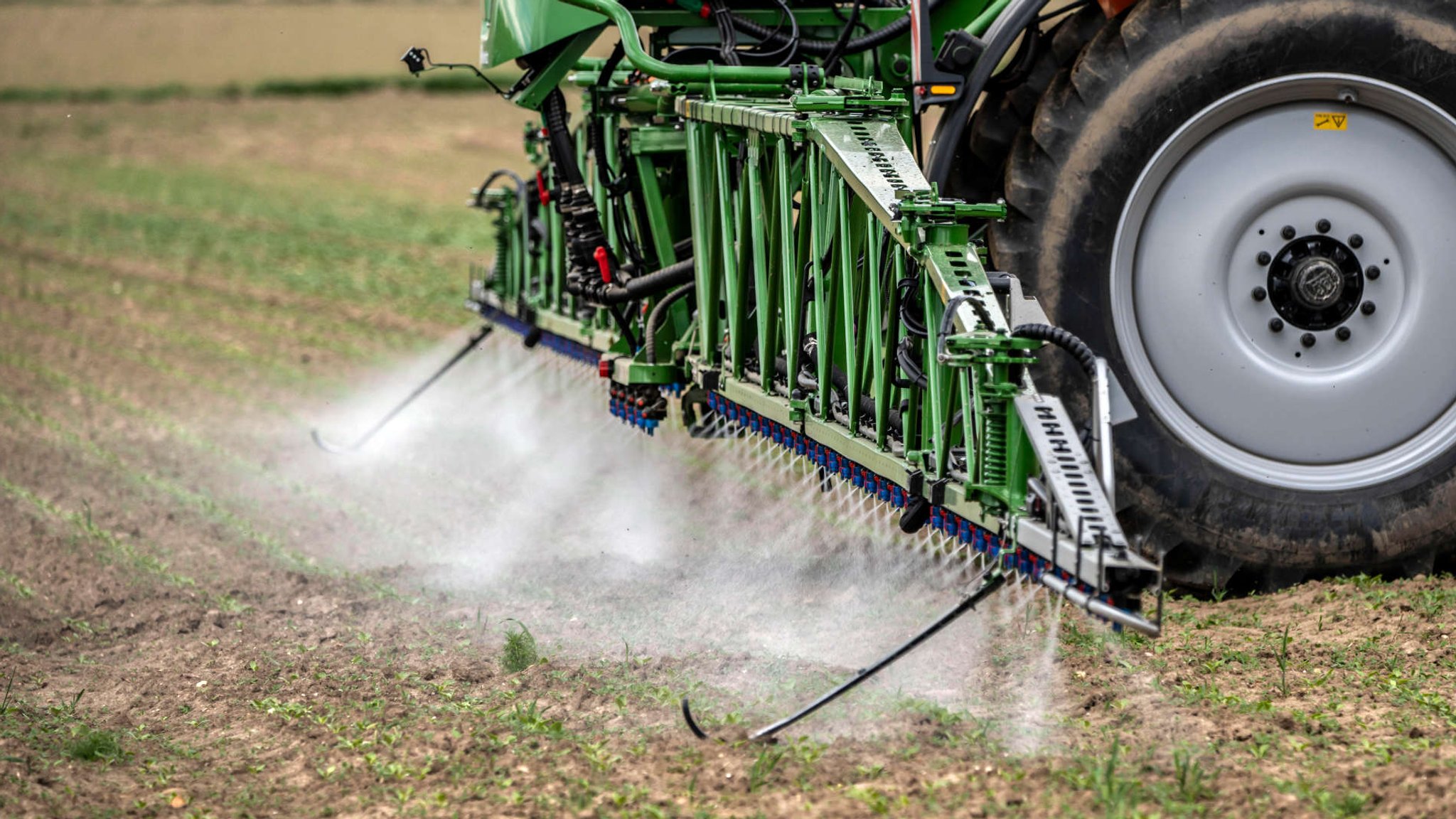 Pflanzenschutzmittel wird auf einem Feld ausgebracht