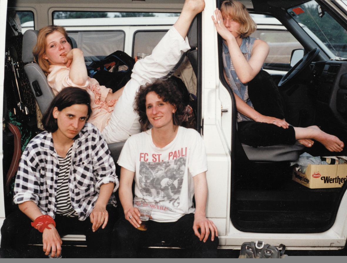 Die Band "Die Braut haut ins Auge" in einem Mini-Van sitzend